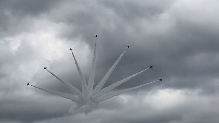 비행편대가 에어쇼 공연을 진행하고 있었다. 급상승과 급하강을 반복하는 곡예비행에 현장에 있는 관람객의 탄성이 이어졌다.