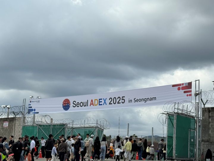 많은 방문객이 찾은 서울공항. 에어쇼와 각종 전시를 보기 위해 현장을 찾은 방문객으로 가득했다.