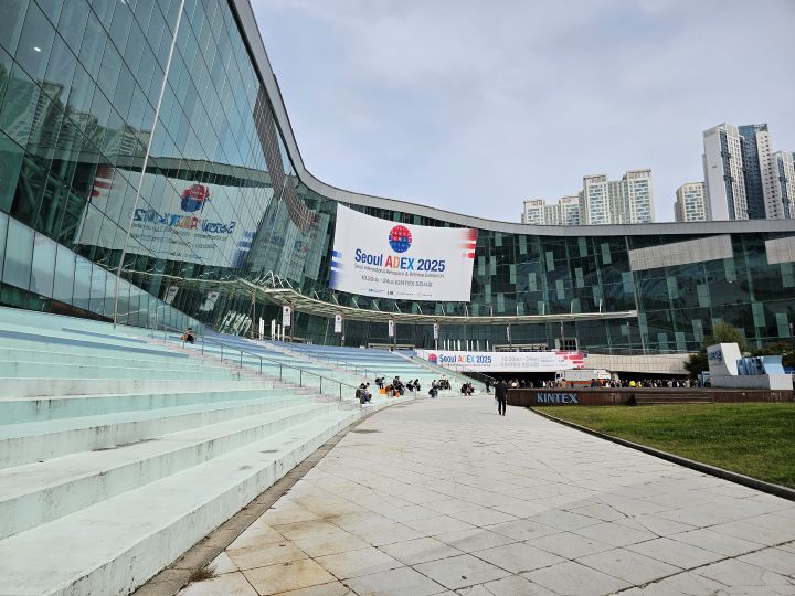 일산 킨텍스에서는 ADEX 2025의 비즈니스데이 행사가 열렸다. 많은 외국인과 군 관계자를 만나며 대한민국 방위산업의 위상을 체감했다.