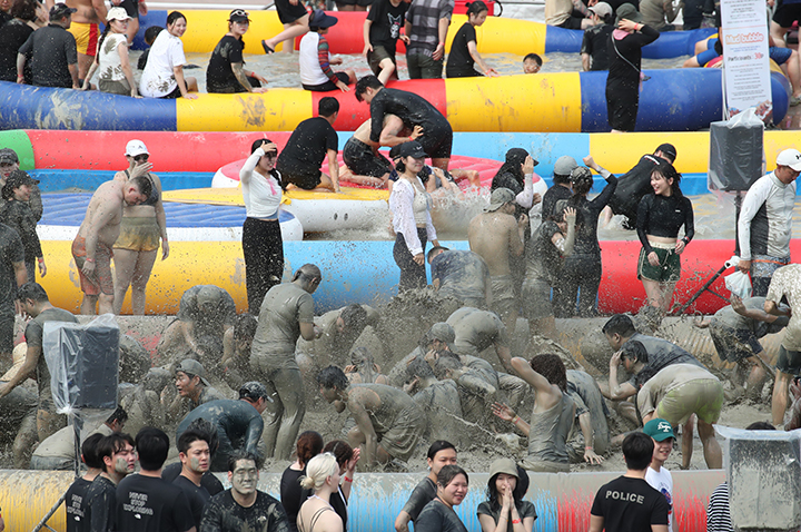 지난해 충남 보령 머드엑스포광장에서 열린 제27회 보령머드축제에서 관광객들이 즐거운 시간을 보내고 있다. 2024.7.20 (ⓒ뉴스1, 무단 전재-재배포 금지)