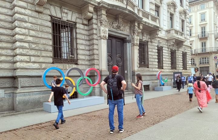 지난해 5월 Piazza della Scala에서 본 올림픽 조형물.