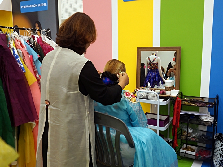 신라시대 머리를 해주고 있다.