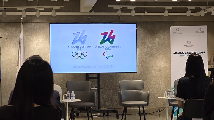 '2026 밀라노&middot;코르티나담페초 동계올림픽' 엠블렘은 숫자 26을 감각적으로 담았다.