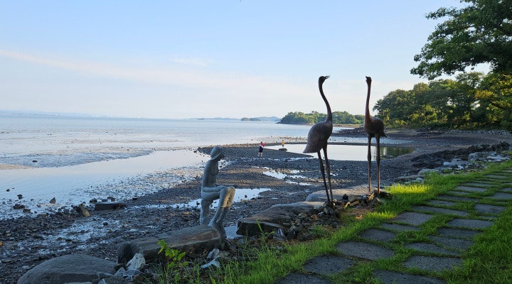 나문재 조각정원과 바다 사이로의 산책길.