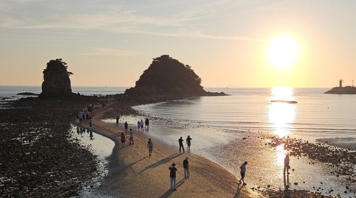 저녁놀 타임에는 물이 빠지면서 할매, 할배바위로 길이 열린다.