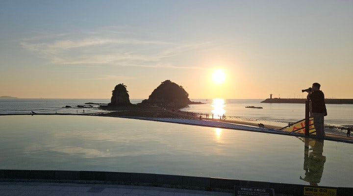 아름다운 찰나를 담아내려는 사진작가의 열정이 오랫동안 미동도 하지 않는다.