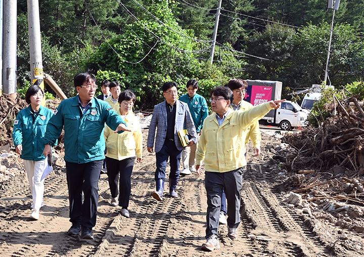 김광용 행정안전부 재난안전관리본부장이 경기 가평군을 방문해 집중호우와 산사태로 인한 피해 상황을 점검하고 있다. 2025.7.23 (ⓒ뉴스1, 무단 전재-재배포 금지)