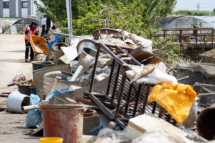 충남 예산군 하포2리 수해피해마을에서 자원봉사자들이 복구작업을 하고 있다. 2025.7.22 (ⓒ뉴스1, 무단 전재-재배포 금지)