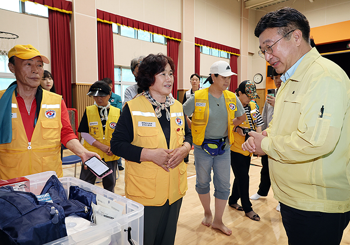 윤호중 행정안전부 장관이 호우 피해를 입은 충남 예산군 임시주거시설을 방문해 자원봉사자 등 이재민들을 위로하고 있다. 2025.7.20 (ⓒ뉴스1, 무단 전재-재배포 금지)