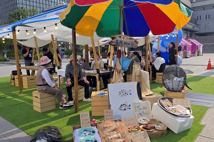 행사 체험부스 앞에서 바다유리 등으로 만든 장식품을 구매할 수 있다.