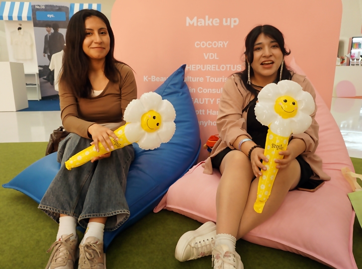 페루에서 온 캐서린과 아리아나.