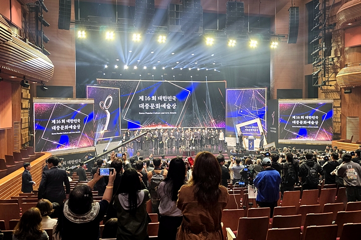 식의 마무리는 수상자 모두 함께 사진을 찍었다.