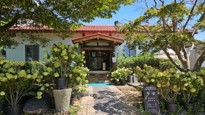 연잎밥 전문 식당 연옥당은 지역의 착한가게이다.