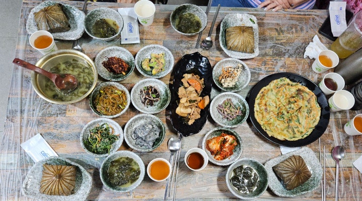 유기농으로 직접 농사를 지어 특별한 재료를 사용하여 정성스럽게 맛을 낸 밑반찬.