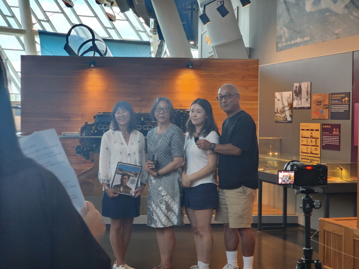 자신의 선조 사진을 들고 인터뷰에 참여하는 후손들의 모습. (사진 출처=본인 촬영)