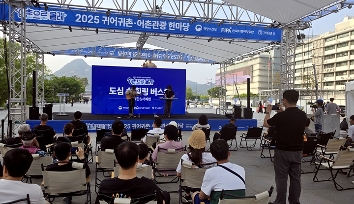 도심 한복판에서 바다가 떠오르는 잔잔한 노래를 들었다.