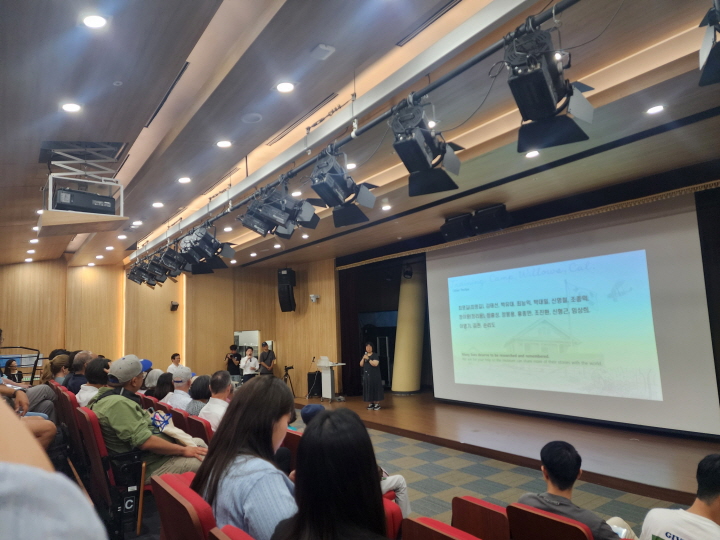 학예연구관 이진형 팀장의 해설을 경청 중인 후손들과 취재진 사진. (사진 출처=본인 촬영)