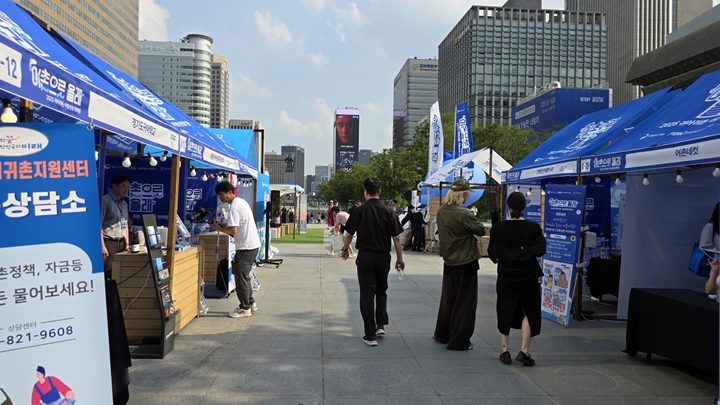 부스를 둘러보고 있다.