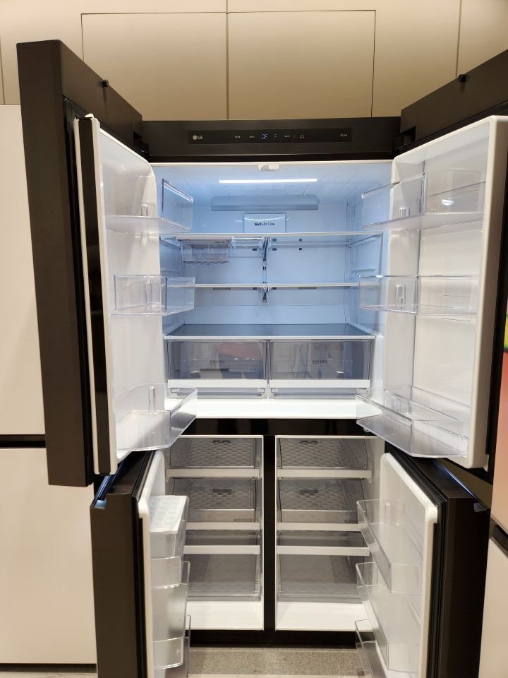 냉장고를 구매할 때 디자인과 기능을 고려하되 가장 우선순위를 둔 것은 에너지소비효율 1등급 제품이었다.