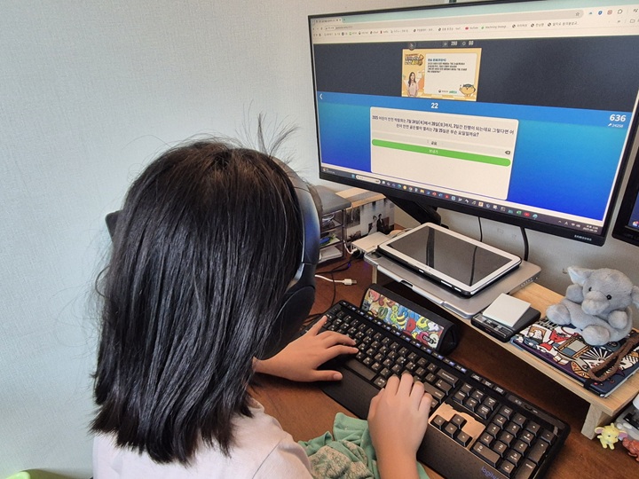 안전과 관련해 주관식 문제를 푸는 자녀.