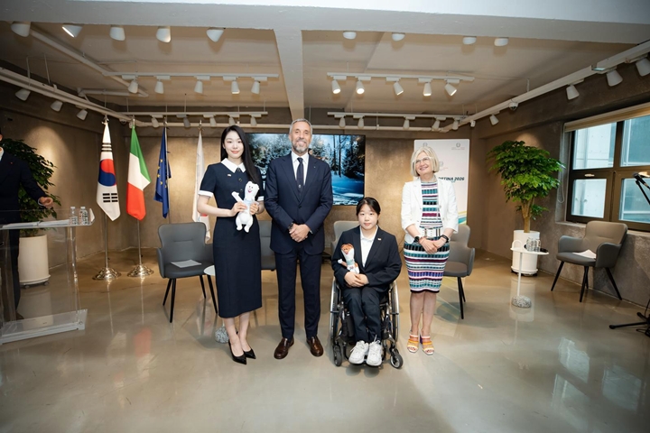 전 국가대표 김연아,'2026 밀라노&middot;코르티나담페초 동계올림픽' 바르니에르 조직 위원장, 김윤지 선수, 가토 에밀리아 주한 이탈리아 대사. (왼쪽부터) (제공= 이탈리아 대사관, Youn Hanna)