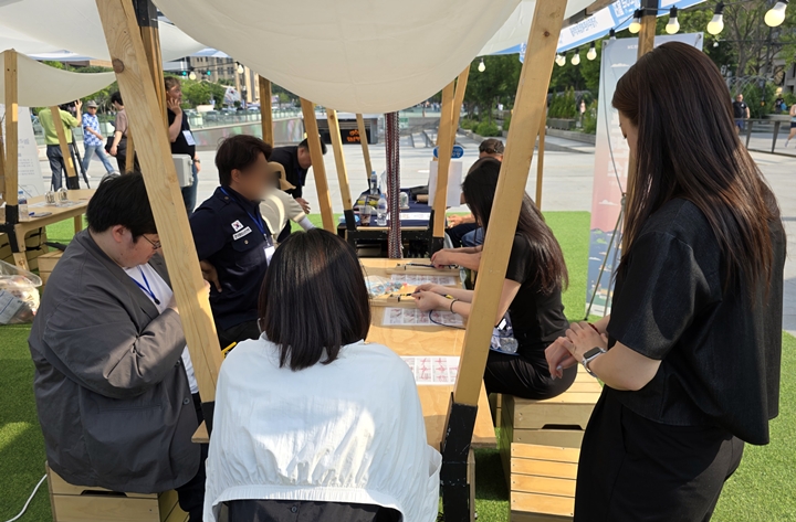 생존 팔찌 만드는 체험을 하는 참가자들.