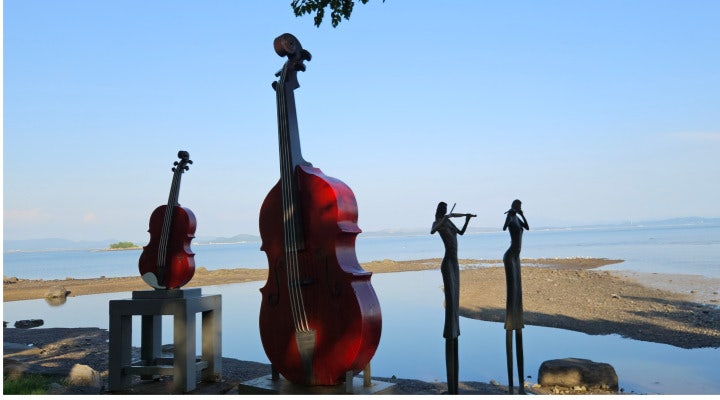 나문재의 정원은 많은 조각품과 함께 바다를 품고 있다.