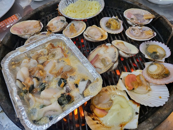 선유도 해수욕장 인근 식당에서 조개구이 식사.