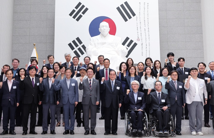 김민석 국무총리가 21일 서울 용산구 백범김구기념관에서 열린 광복 80주년 기념사업 추진위원회 출범식에서 참석자들과 기념촬영을 하고 있다. 2025.7.21. (ⓒ뉴스1, 무단 전재-재배포 금지)