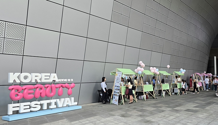 외부에서도 간단한 부스를 열었다.