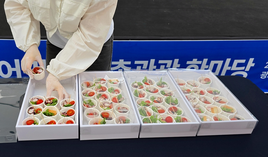 수산물 한입 여행을 준비하고 있다.