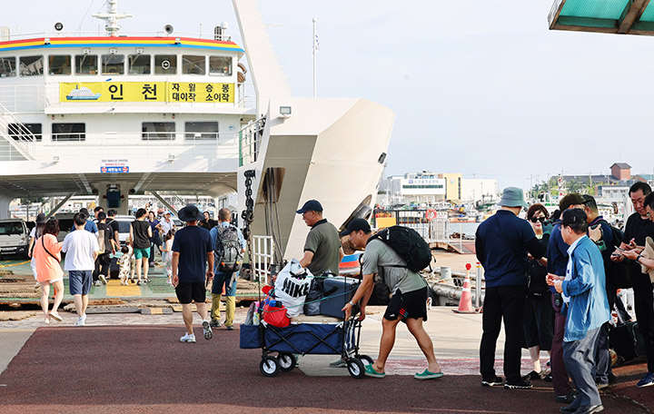 본격적인 여름 휴가철을 맞아 인천 중구 인천항연안여객터미널에서 섬으로 휴가를 떠나는 피서객들이 여객선 승선을 위해 이동하고 있다.2024.7.28(사진=저작권자(c) 연합뉴스, 무단 전재-재배포 금지)