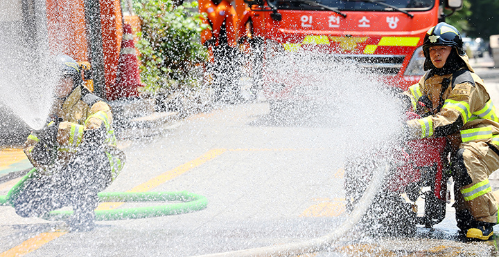 지난달 18일 인천 부평구 부평소방서에서 소방관들이 장마철을 앞두고 침수 사고에 대비해 동력펌프 등 장비를 점검하고 있다.(사진=저작권자(c) 연합뉴스, 무단 전재-재배포 금지)