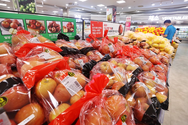 사진은 서울의 한 대형마트에 진열된 사과 등 과일. 2025.6.26(저작권자(c) 연합뉴스, 무단 전재-재배포 금지)
