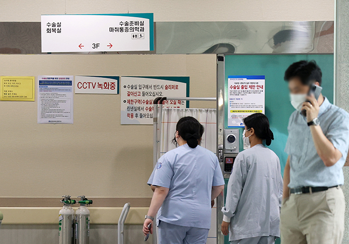 조선대병원 수술실 앞에서 의료진이 분주하게 오가고 있다. 2025.7.14  (사진=저작권자(c) 연합뉴스, 무단 전재-재배포 금지)
