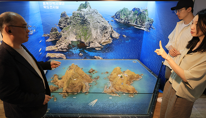 15일 서울 광화문 동북아역사재단 독도체험관에서 시민들이 관계자의 설명을 들으며 독도모형을 살펴보고 있다.(사진=저작권자(c) 연합뉴스, 무단 전재-재배포 금지)