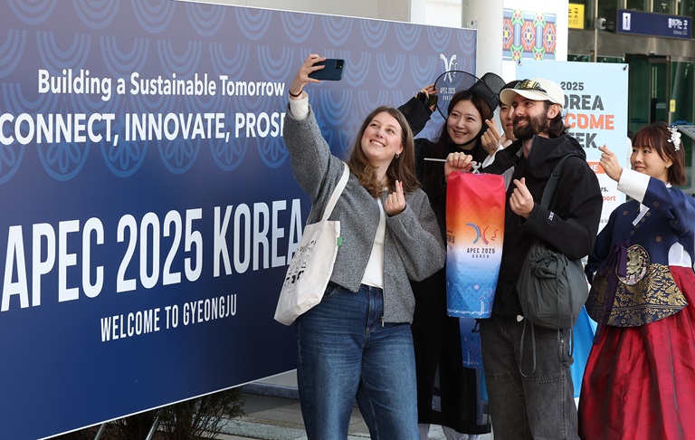2025 아시아태평양경제협력체(APEC) 정상회의 주간을 하루 앞둔 26일 경북 경주역에서 외국인 관광객들이 문화체육관광부가 설치한 외국인 관광객 환영 부스 관계자와 기념 촬영을 하고 있다. 2025.10.26(사진=저작권자(c) 연합뉴스, 무단 전재-재배포 금지)