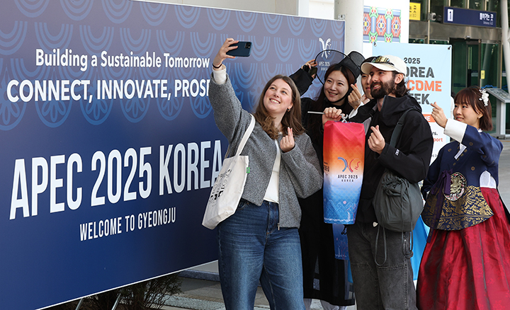 '2025 아시아태평양경제협력체(APEC) 정상회'의 주간을 하루 앞둔 지난 26일 경북 경주역에서 외국인 관광객들이 문화체육관광부가 설치한 외국인 관광객 환영 부스 관계자와 기념 촬영을 하고 있다.(사진=저작권자(c) 연합뉴스, 무단 전재-재배포 금지)