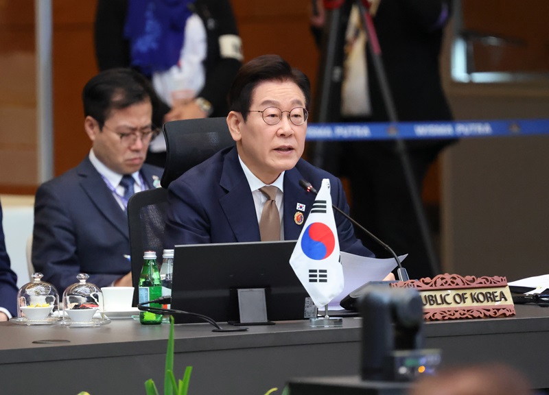 이재명 대통령이 27일 말레이시아 쿠알라룸푸르 컨벤션센터에서 열린 아세안+3 정상회의에서 발언하고 있다. 2025.10.27(사진=저작권자(c) 연합뉴스, 무단 전재-재배포 금지)