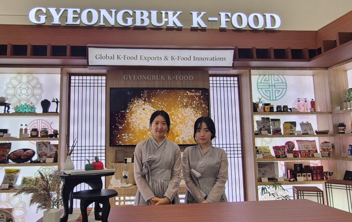 경북 K-FOOD 홍보관에서 손님맞이 준비에 한창인 안유진·문가은 씨. (대한민국 정책브리핑)