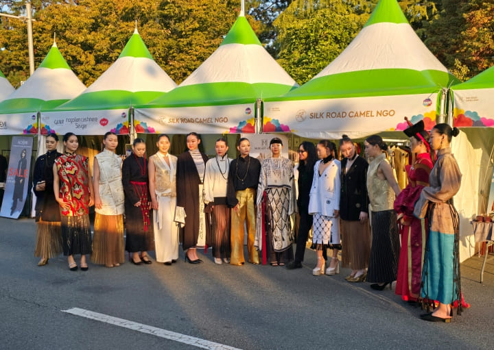 모델들이 뽐내는 세계 각국의 아름다운 전통 의상.