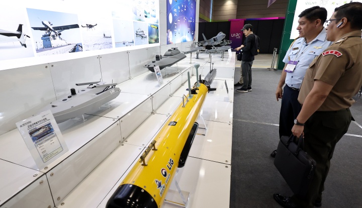 서울 강남구 코엑스에서 열린 '2025 무인이동체산업엑스포(UWC 2025)'에서 외국인 관람객들이 해군 첨단 무기체계를 살펴보고 있다.(ⓒ뉴스1, 무단 전재-재배포 금지)