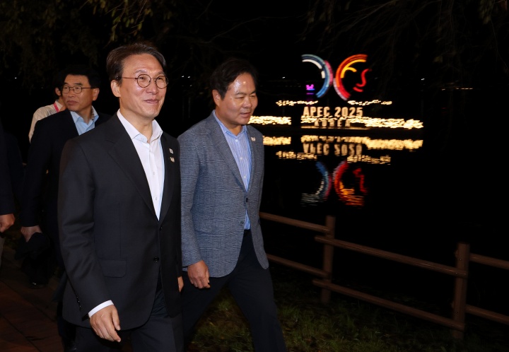 김민석 국무총리가 23일 경상북도 경주시 보문단지 일대의 야경을 둘러보고 있다. 2025.10.23. (ⓒ연합뉴스, 무단 전재-재배포 금지)