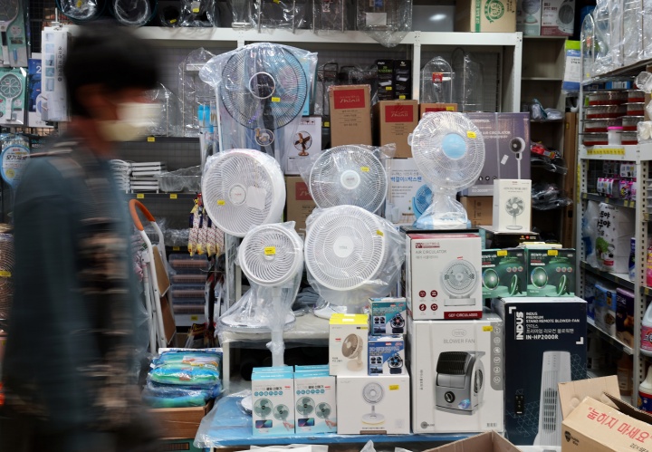 서울 마포구 망원시장 점포 앞으로 손님이 지나가고 있다. 2025.6.19. (ⓒ뉴스1, 무단 전재-재배포 금지)