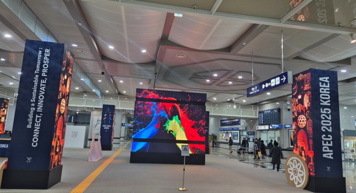 경주역을 가득 채운 '2025 APEC' 미디어월과 대형 패널.