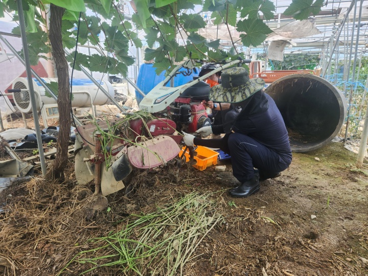 침수 피해를 입은 농가에서 파손된 농기계를 손보고 있다. 2025.7.24. (ⓒ뉴스1, 무단 전재-재배포 금지)