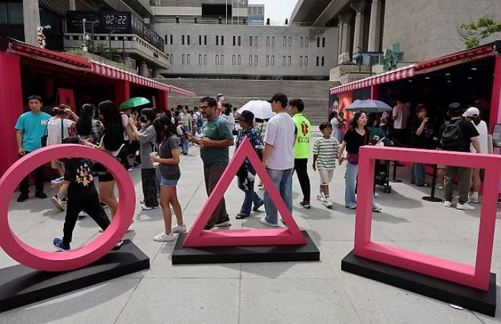 지난 6월 30일 서울 광화문광장에서 '2025 K콘텐츠 서울여행주간'을 맞아 열린 오징어게임 팝업 광화문 행사에서 시민과 외국인 관광객들이 행사장을 둘러보고 있다.(사진=저작권자(c) 연합뉴스, 무단 전재-재배포 금지)