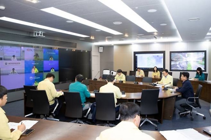 16일 오후 경기 오산시 가장교차로 고가도로 옹벽이 무너져 소방관들이 매몰된 차량 구조작업을 하고 있다. (경기도소방재난본부 제공).(ⓒ뉴스1, 무단 전재-재배포 금지)