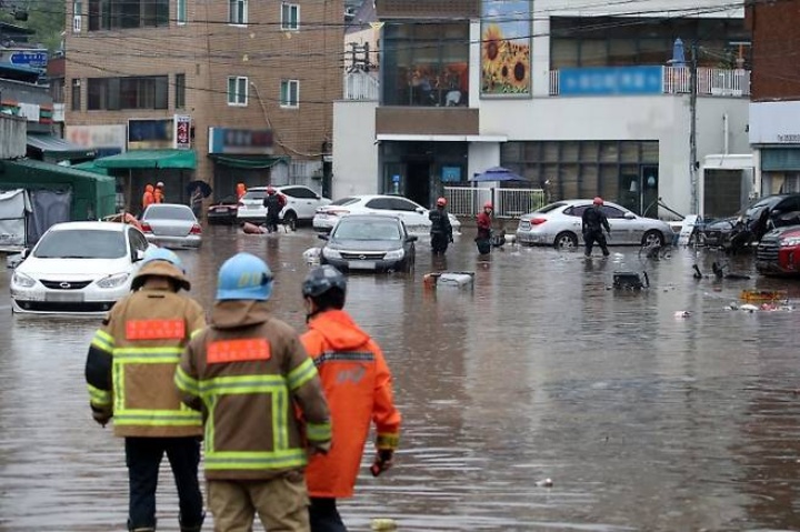 17일 오후 대구 북구 노곡동 마을이 집중호우에 침수돼 119구조대가 수색하고 있다.(ⓒ뉴스1, 무단 전재-재배포 금지)