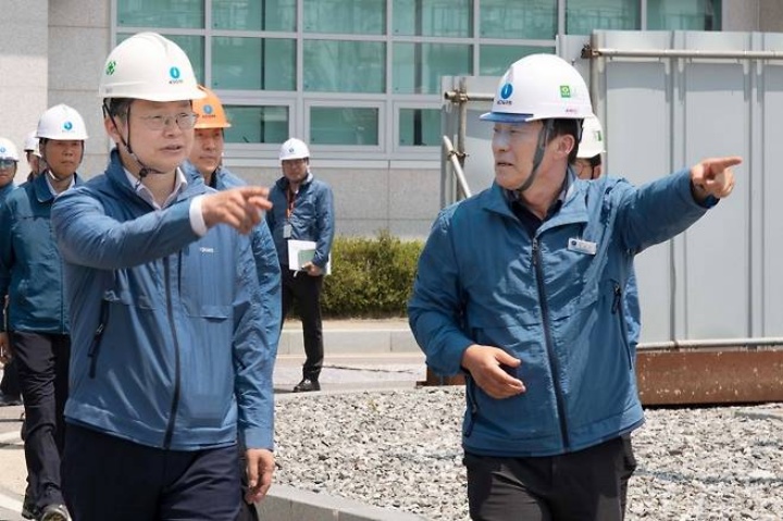 윤창현 산업통상자원부 자원산업정책국장이 9일 경기도 평택시 한국가스공사 평택 LNG생산기지 및 공급 관리소를 방문해 주요 가스 공급 시설물의 안전 관리 실태를 점검하고 있다.(기사와 관계 없음).2025.7.9. (ⓒ뉴스1, 무단 전재-재배포 금지)